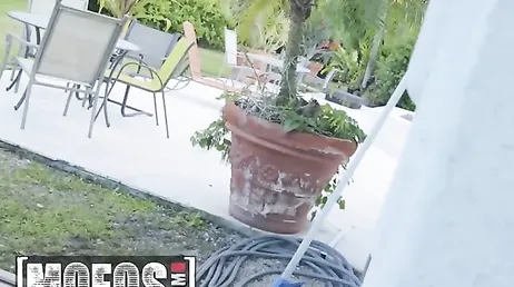 I accidentally see Mom's ass... damn, I've got a hard-on!!