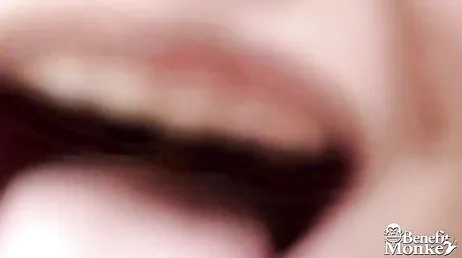 Bella ragazza italiana che ingoia il cazzo di un uomo sposato in un hotel discreto