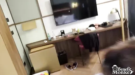 Bella ragazza italiana che ingoia il cazzo di un uomo sposato in un hotel discreto