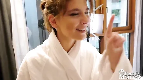 Bella ragazza italiana che ingoia il cazzo di un uomo sposato in un hotel discreto
