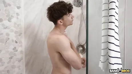 Meine Stiefmutter besteht darauf, mit mir unter die Dusche zu gehen, wie nervig sie ist!!
