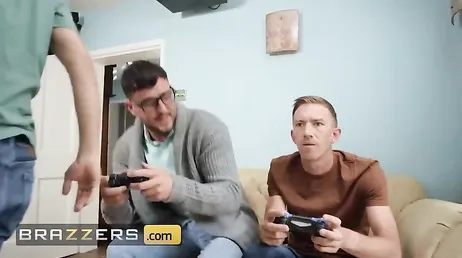 Wir haben das Spiel für eine Weile unterbrochen und die Mutter unseres Freundes gefickt.