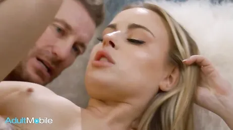Die Freundin seines besten Freundes gibt unglaubliche Blowjobs: Was für eine Schlampe sie ist