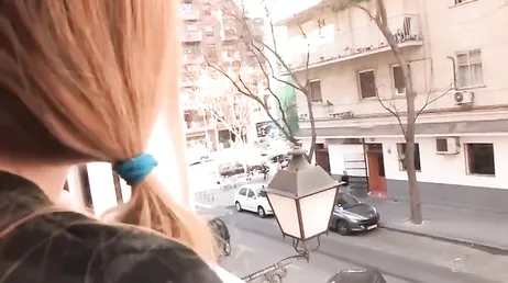 Spanisches College-Mädchen lädt ihren voyeuristischen Nachbarn von gegenüber ein, sie zu ficken