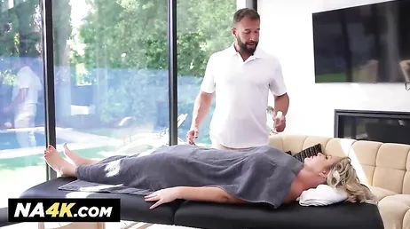 Mama ist nervös, der Masseur ist noch ein junger Mann …