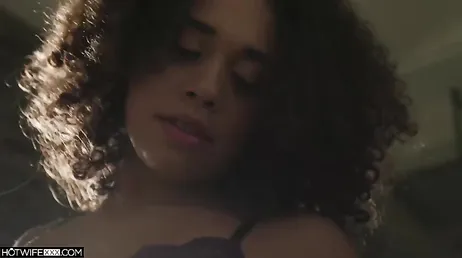 Mulata infiel e sexy se divertindo com seu amante em um spa de hotel