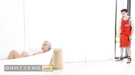 Er landet mit der Mutter seiner Freundin in der Badewanne: Was für eine sexy MILF