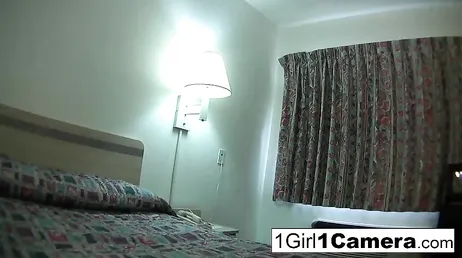 Heiße Blondine mit Brille spreizt ihre Beine im XXX-Porno-Video-Chat