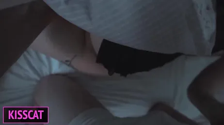 Si intrufola nel letto della cognata di notte e le infila tutto il cazzo dentro