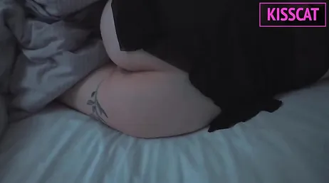 Si intrufola nel letto della cognata di notte e le infila tutto il cazzo dentro