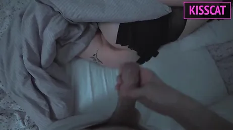 Si intrufola nel letto della cognata di notte e le infila tutto il cazzo dentro