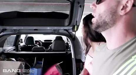 Wahnsinn, ein blinder Mann nimmt auf dem Parkplatz ein hübsches junges Mädchen mit.