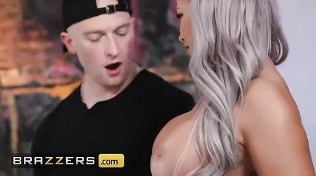 Hans flickväns mamma är het och verkar verkligen vilja knulla.