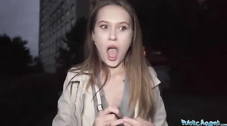 Esta guapa rusa amateur no se puede creer que le ofrezcan tanto dinero