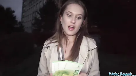 Esta guapa rusa amateur no se puede creer que le ofrezcan tanto dinero
