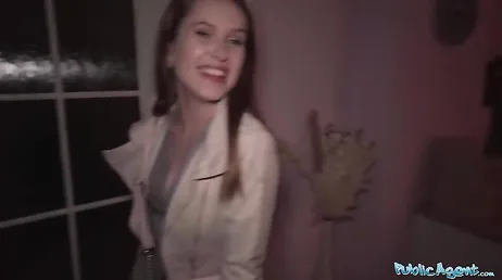 Esta guapa rusa amateur no se puede creer que le ofrezcan tanto dinero