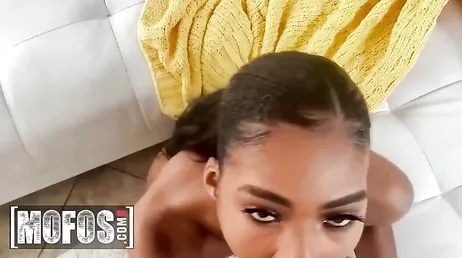 A amiga negra da minha filha quer me mostrar a virilha dela.