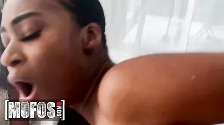 A amiga negra da minha filha quer me mostrar a virilha dela.