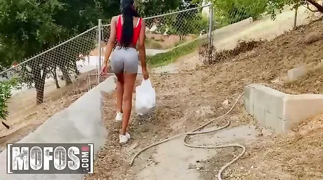 A amiga negra da minha filha quer me mostrar a virilha dela.