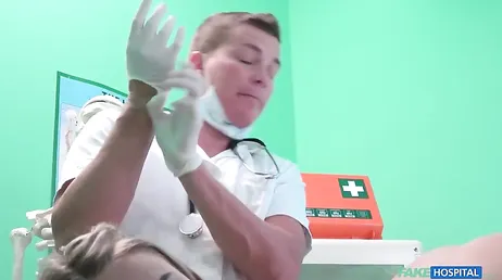 Guapa paciente rubia termina haciendo un trio con ginecólogo y enfermera