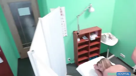 Guapa paciente rubia termina haciendo un trio con ginecólogo y enfermera