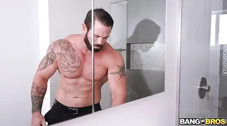 Die Mitbewohner haben schließlich einen brutalen Dreier unter der Dusche.