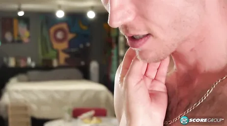 Den mogna fotografen har ett par fina bröst och mycket lust för kuk