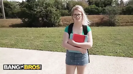 Estudante perde a virgindade anal em van com negro