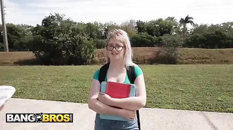 Estudante perde a virgindade anal em van com negro