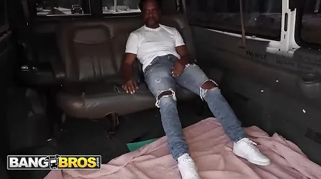 Estudante perde a virgindade anal em van com negro