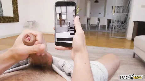 Si masturba mentre filma la sorellastra nuda nella vasca da bagno