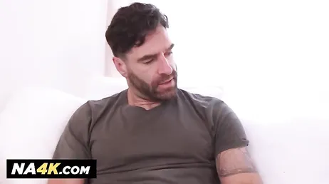 Ela pega o namorado assistindo vídeos pornográficos no celular: ele vai descobrir...!!