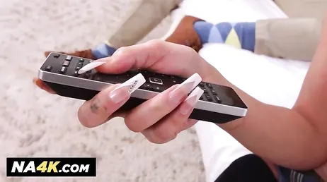 Ela pega o namorado assistindo vídeos pornográficos no celular: ele vai descobrir...!!