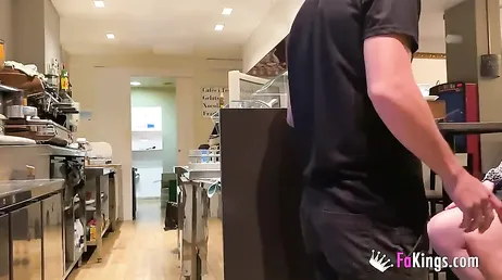 Spaanse studente neukt de barman... daar in de bar!