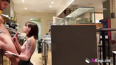 Spaanse studente neukt de barman... daar in de bar!