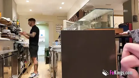 Spaanse studente neukt de barman... daar in de bar!
