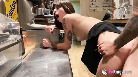 Spaanse studente neukt de barman... daar in de bar!