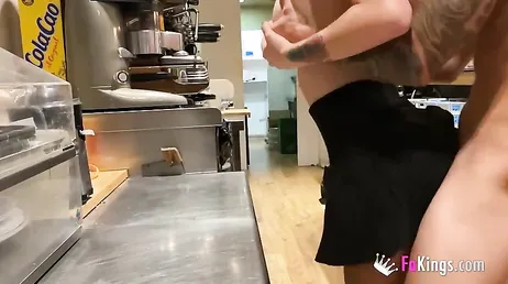 Spaanse studente neukt de barman... daar in de bar!