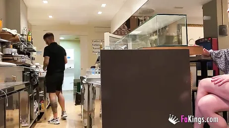 Spaanse studente neukt de barman... daar in de bar!