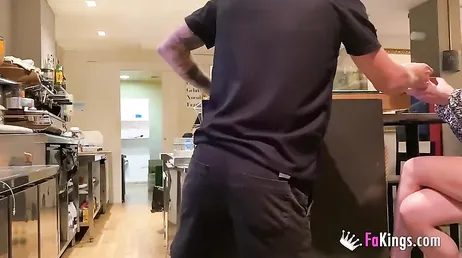 Spaanse studente neukt de barman... daar in de bar!