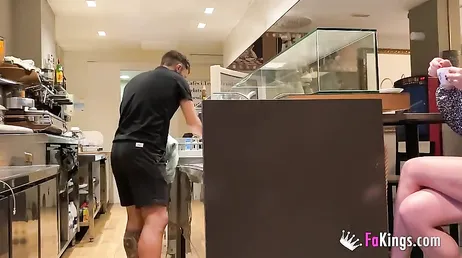 Spaanse studente neukt de barman... daar in de bar!