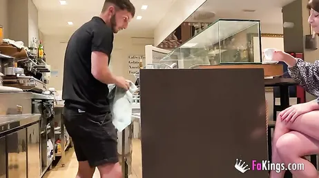Spaanse studente neukt de barman... daar in de bar!
