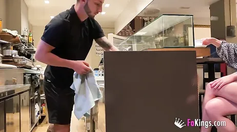 Spaanse studente neukt de barman... daar in de bar!