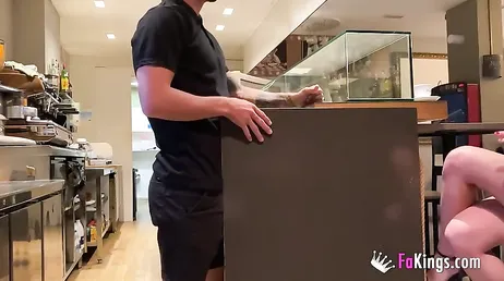 Spaanse studente neukt de barman... daar in de bar!