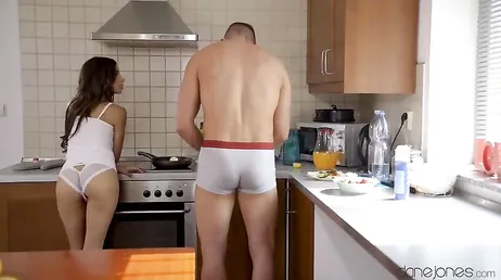 Seine Freundin trägt diese sexy Höschen am frühen Morgen in der Küche ...