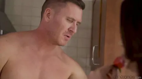 Seine Freundin trägt diese sexy Höschen am frühen Morgen in der Küche ...