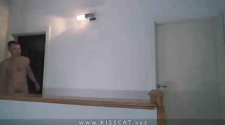 No puede evitar ver el culazo de su compañera de piso ... tremendo !!