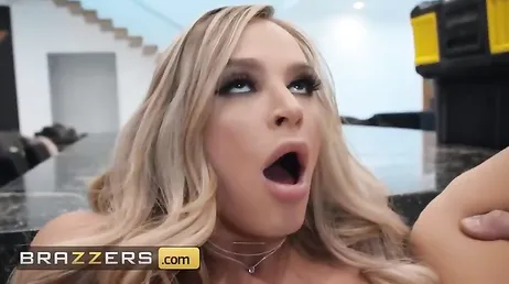 Questa casalinga sa come eccitare l'idraulico sexy...che sgualdrina!