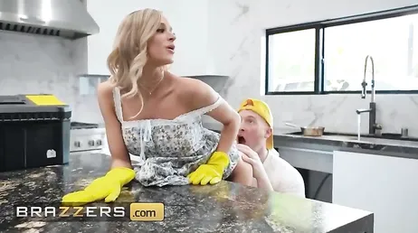 Questa casalinga sa come eccitare l'idraulico sexy...che sgualdrina!