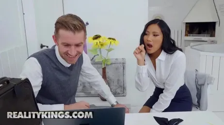 La secrétaire asiatique sait que son patron regarde ses fesses... et ça la rend très excitée